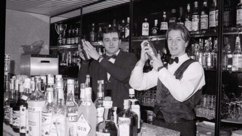 C’era una volta, tanti anni fa…il Kiwi Club di Avellino. Gianni e Pasquale al bar del kiwi Club di Avellino