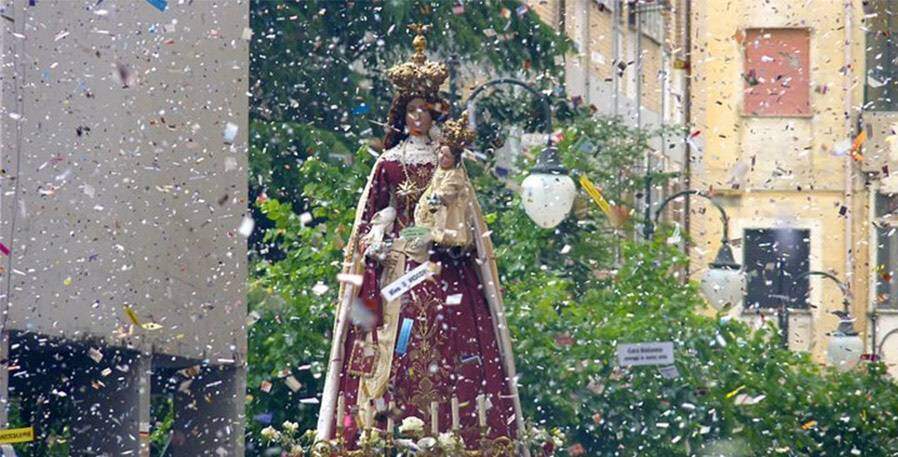 Pagani in festa per la Madonna delle galline, ecco il programma 2019 La città di Pagani si prepara ad accogliere le migliaia di persone che, provenienti da tutta la regione, affolleranno le strade del paese in occasione dei festeggiamenti in onore della Madonna del Carmelo, meglio nota come Madonna delle galline.