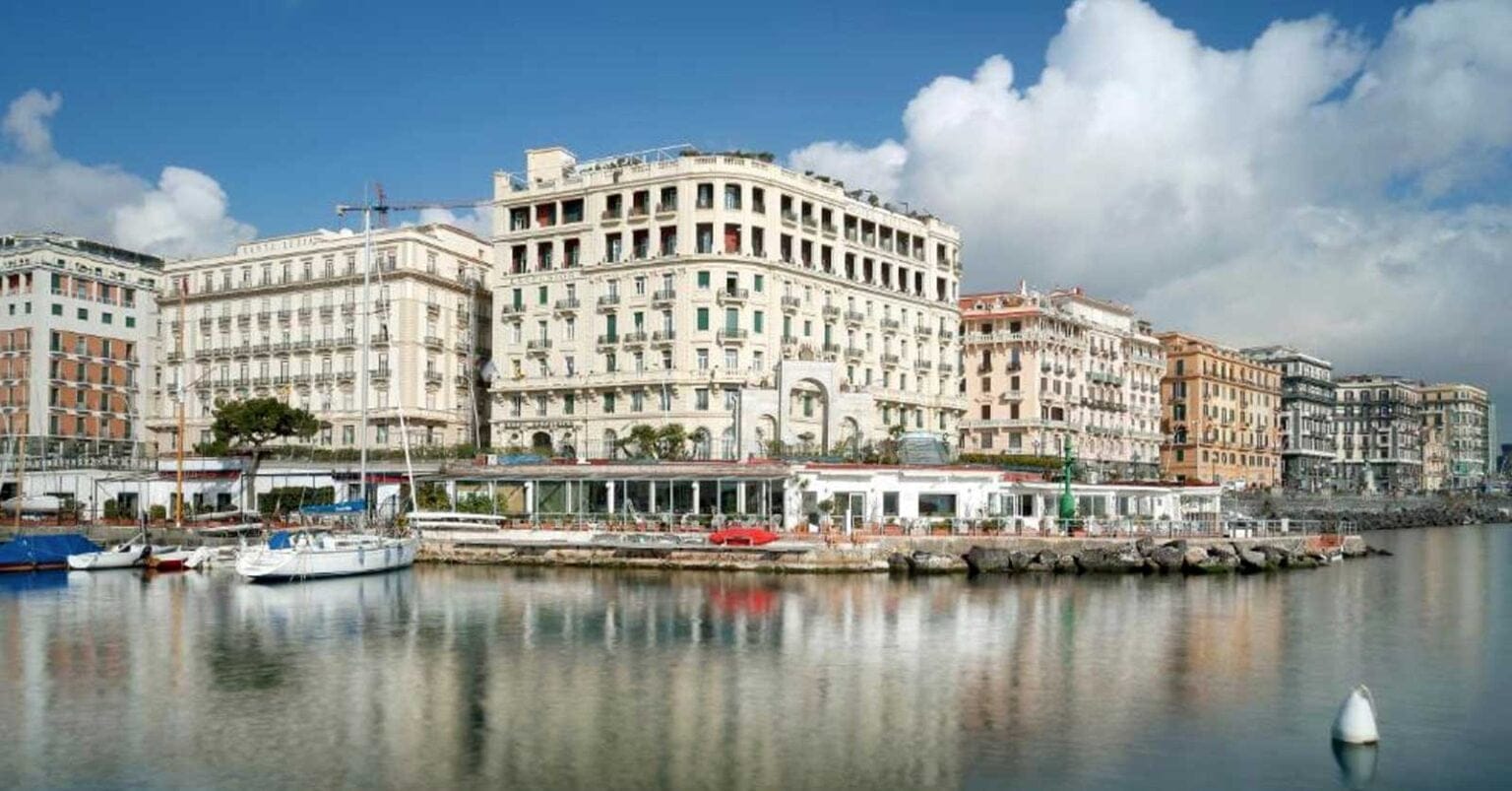 Eurostars Hotel Excelsior, nel cuore di Napoli con vista sul Vesuvio. Hotel Excelsior Napoli