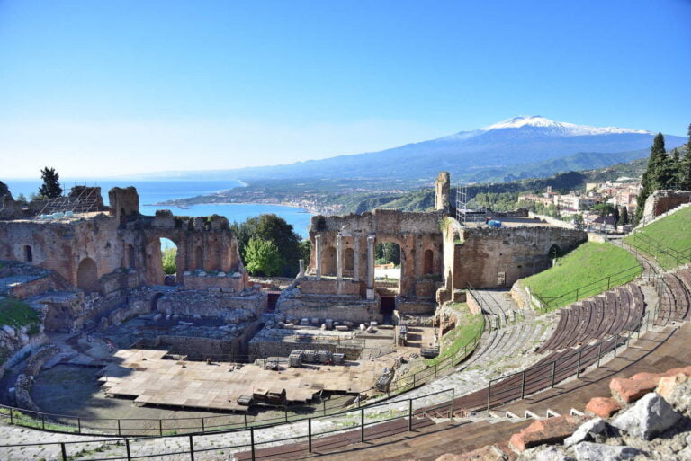I borghi più belli intorno all’Etna da scoprire tra storia e natura L'Etna visto dal teatro greco di Taormina