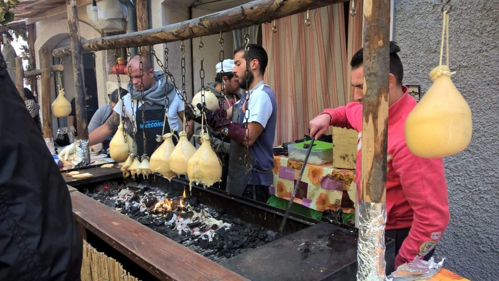 La Cucina Avellinese tra prodotti tipici, vini DOCG e oli DOP. 2 Una sagra con uno stand dedicato al caciocavallo impiccato
