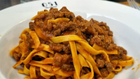 Ragù alla Bolognese, la ricetta originale. Le tagliatelle alla bolognese preparate dalla trattoria 051 di Bologna