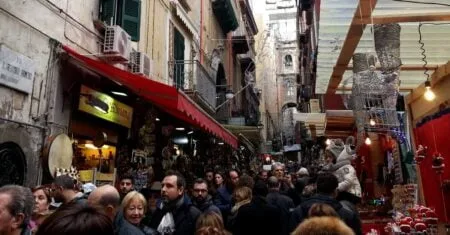 Via san Gregorio Armeno a Napoli