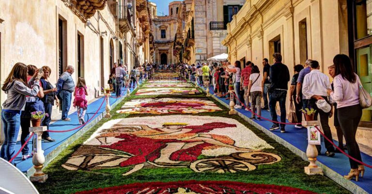 A Noto è sbocciato il Barocco con l’Infiorata 2023, che meraviglia.