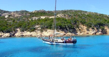 Dove vanno in vacanza i VIP nell’estate 2025? Le mete top tra lusso, mare e relax