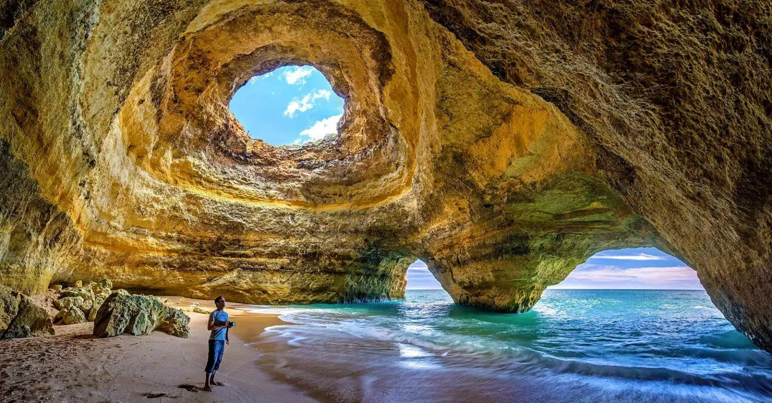 Grotte de Benagil in Algarve in Portogallo