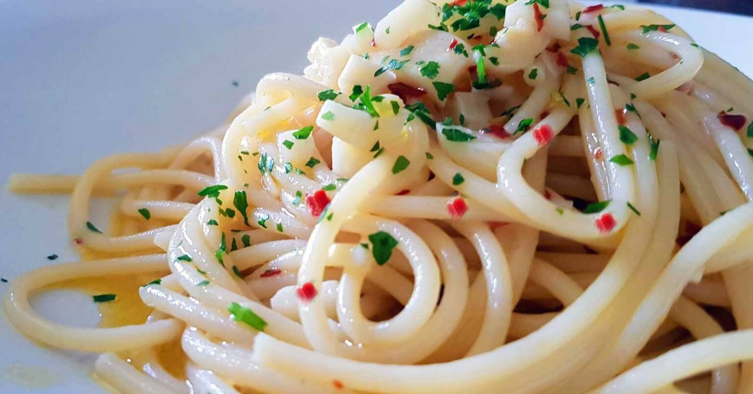 Spaghetti aglio, olio e peperoncino, il segreto per farli cremosi con ...