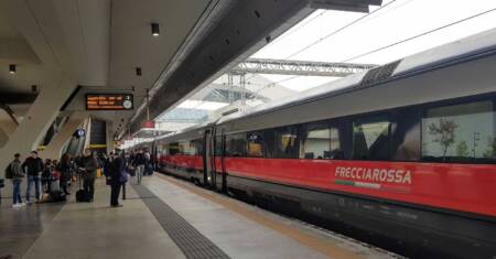 Offerte Frecce Trenitalia: sconti Frecciarossa e Frecciargento Un treno Frecciarossa di Trenitalia