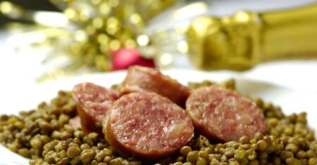 Cotechino e lenticchie il piatto immancabile al cenone di capodanno.
