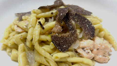 Fusilli con salmone e tartufo alla vodka, abbinamento unico, dal gusto delicato ed impareggiabile. Ricetta fusilli con salmone e tartufo alla vodka
