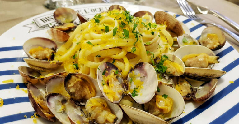Ricetta Spaghetti a vongole e limone, tutto il sapore ed il profumo di mare in un primo piatto Ricetta Spaghetti a vongole e limone