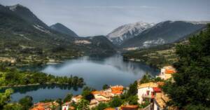 Dove andare per sfuggire al caldo: i parchi naturali italiani perfetti per una gita estiva Lago di Barrea