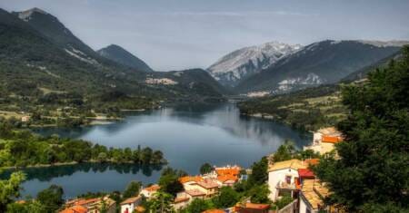 I 5 borghi abruzzesi nella patria della lentezza e del silenzio da visitare assolutamente. Lago di Barrea