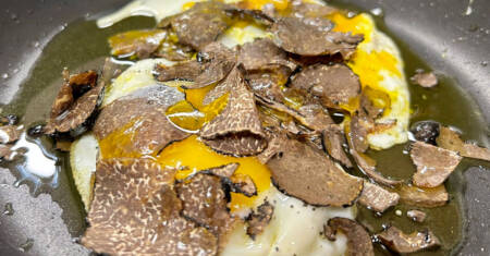 Uova fritte al tartufo, la ricetta più gustosa e veloce del mondo. La ricetta dell'uovo fritto e tartufo