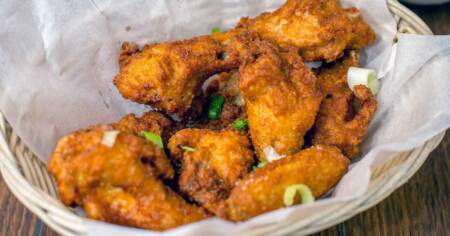 Ali di pollo fritte, la ricetta facile e veloce per un’apericena american style.