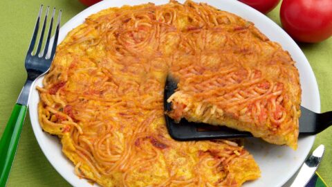 La ricetta della frittata di maccheroni, che profumino. La ricetta della frittata di maccheroni