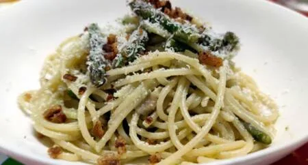Spaghetti con asparagi e guanciale
