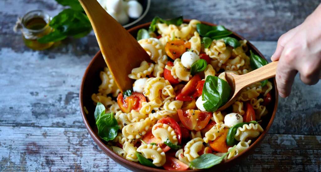 Un'insalata di pasta fredda