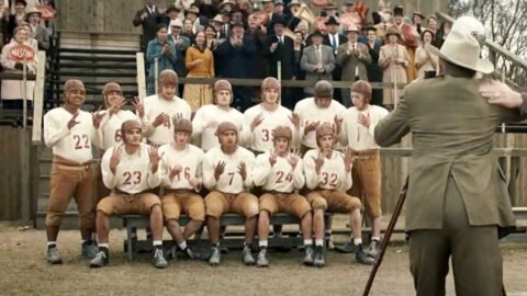 Su Netflix c’è un film drammatico tratto da una storia vera che ti farà riflettere ed emozionare. Una squadra di 12 orfani su Netflix