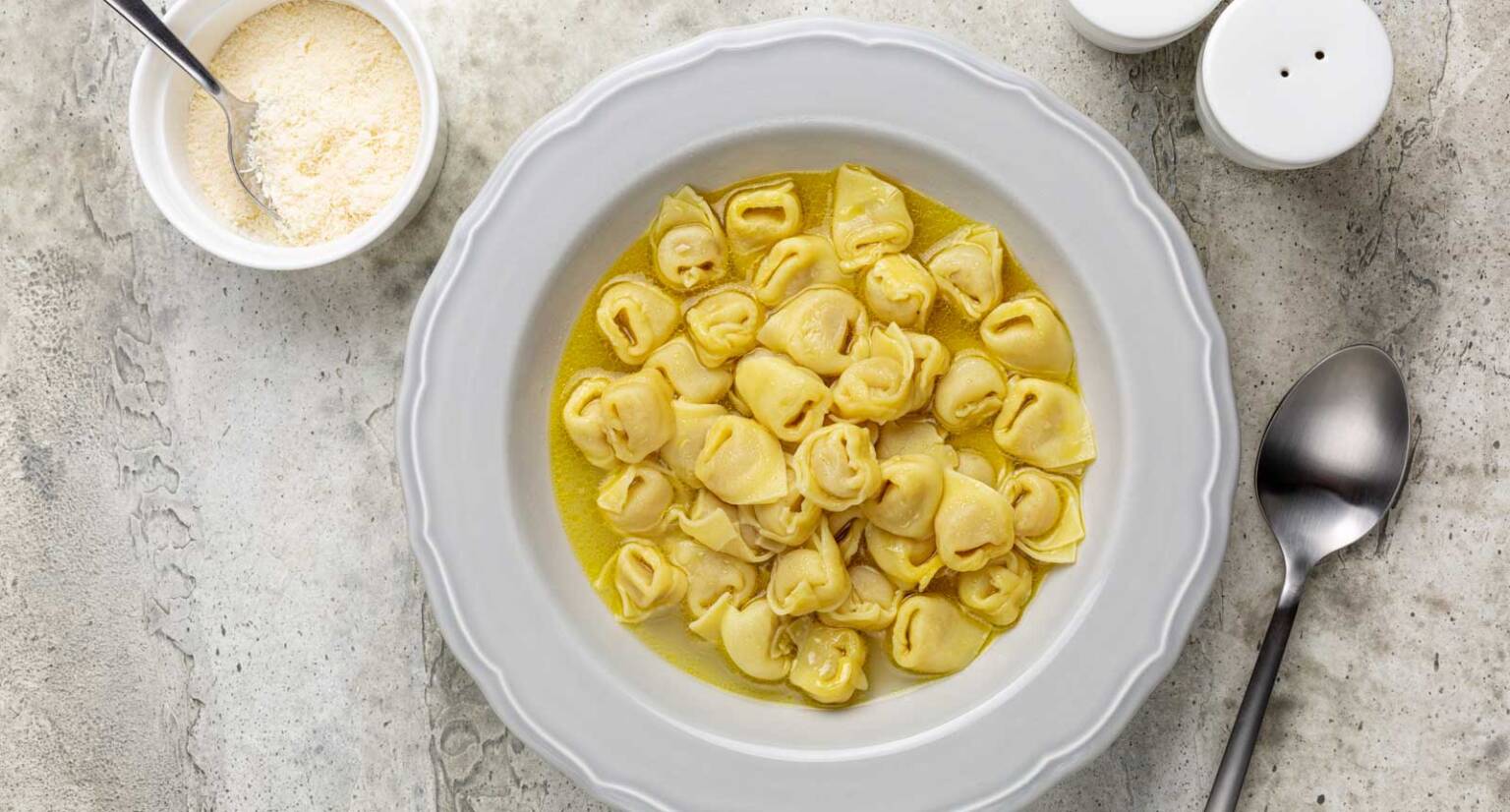 Un piatto di tortellini in brodo