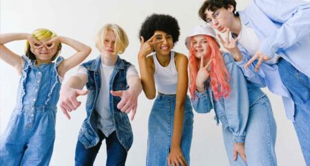 Mille sfumature di jeans: le tendenze denim per uno stile casual chic. Mille sfumature di jeans: le tendenze denim per uno stile casual chic.