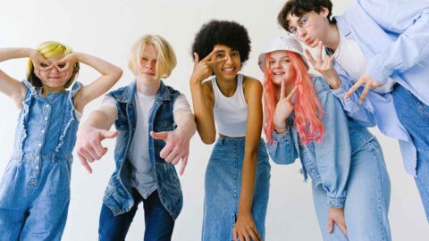 Mille sfumature di jeans: le tendenze denim per uno stile casual chic. Mille sfumature di jeans: le tendenze denim per uno stile casual chic.