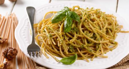 spaghetti, noci e parmigiano