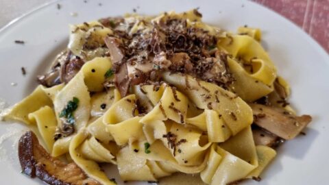 Pappardelle del sottobosco, funghi e fantasia per una facile ricetta con 2 ingredienti segreti. Pappardelle con funghi e tartufi