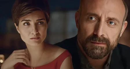 Tuba Büyüküstün e Halit Ergenç in Rosso Istanbul, n film di Ferzan Ozpetek.