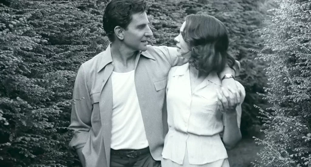 Maestro su Netflix Bradley Cooper in un film drammatico, tratto da una vera storia d’amore. Bradley Cooper e Carey Mulligan in Maestro su Netflix