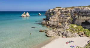 Perché le star hanno scelto la Puglia per le vacanze estive 2026 La baia di Torre dell'Orso in Salento