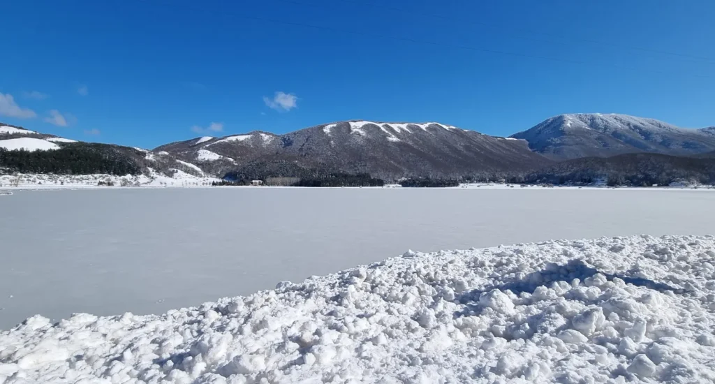 Il Lago Laceno ghiacciato ed imbiancato dalla neve -