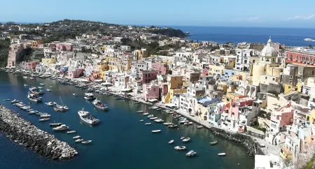 Procida: spiaggia Marina di Corricella