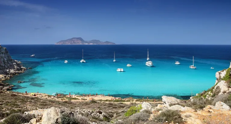 Quando agosto finisce il mare cambia ritmo, le località italiane da vivere nel cuore di settembre Cala Rossa, Favignana.