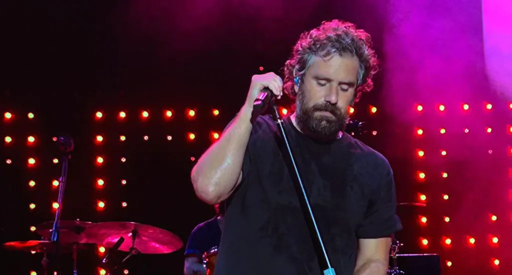 Tommaso Paradiso in concerto Costume Tommaso Paradiso in concerto