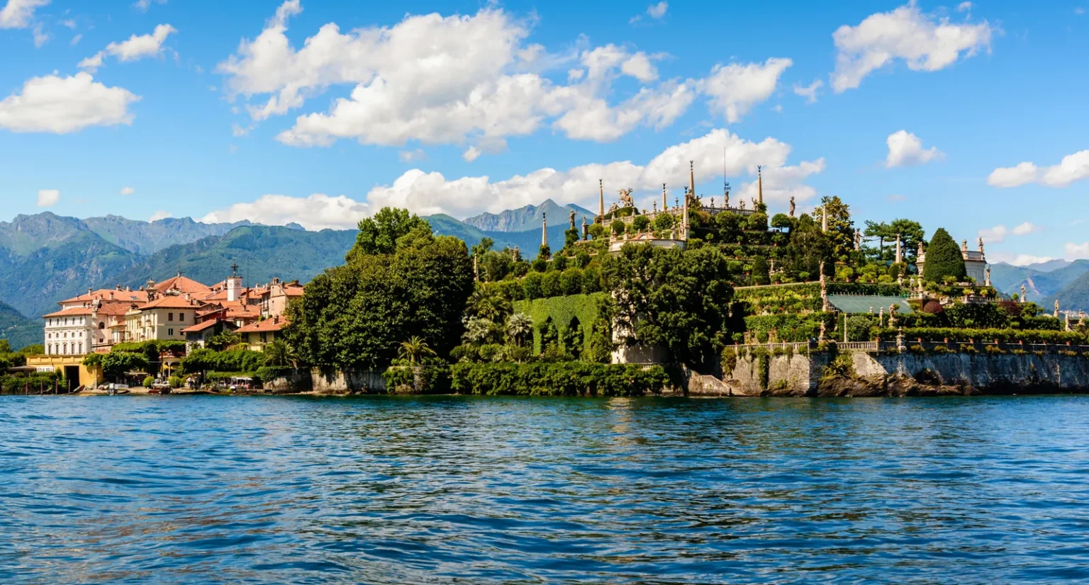 Una veduta dell'Isola bella con Palazzo Borromeo sul lago Maggiore