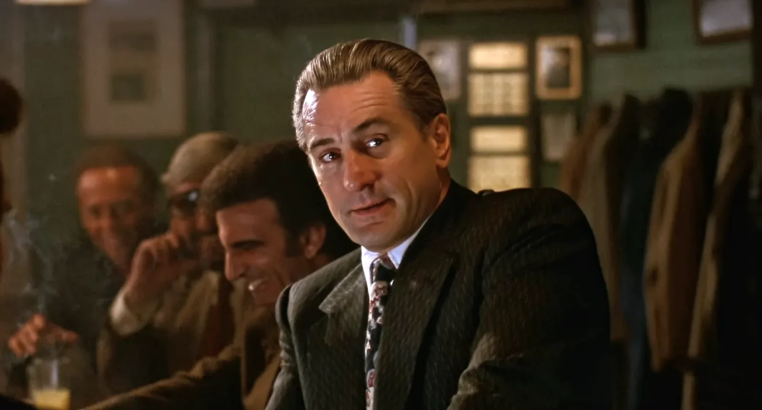 Robert De Niro in una scena del film "Quei Bravi Ragazzi" di martin Scorsese in streaming su Netflix