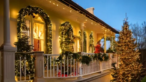 Balconi e giardini a festa: soluzioni semplici per decorazioni natalizie di impatto