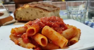 La ricetta dello Scarpariello, un gustoso primo piatto della cucina napoletana. Rigatone allo scarpariello cucinato in casa