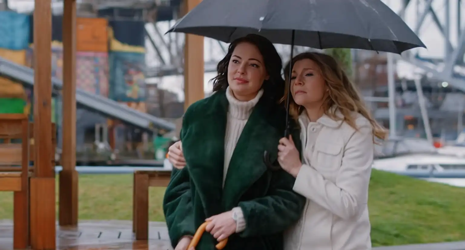 Due donne, una vita intera: la serie Netflix che ti farà piangere e sorridere insieme.