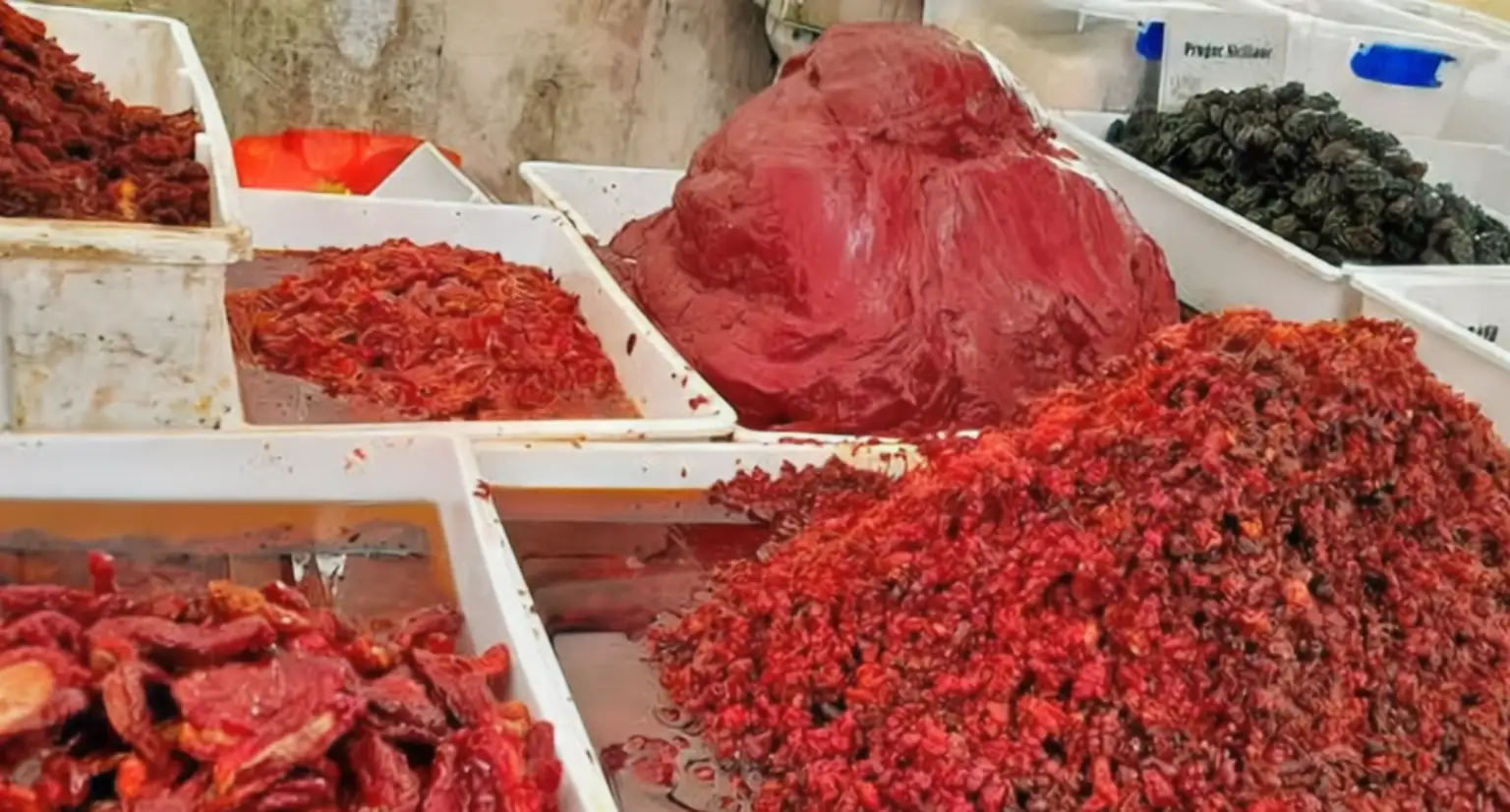 Ma tu lo conosci “u’ strattu”? Il segreto rosso fuoco del mercato di Ortigia