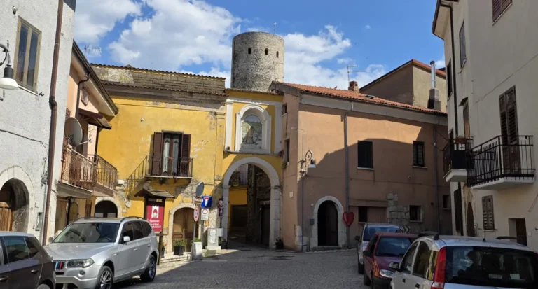 La torre Angioina nel centro storico di Summonte