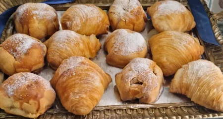 Riccia o frolla? Dalla sfogliatella alla pastiera, i dolci napoletani che accompagnano le feste Frolle e sfogliatelle napoletane