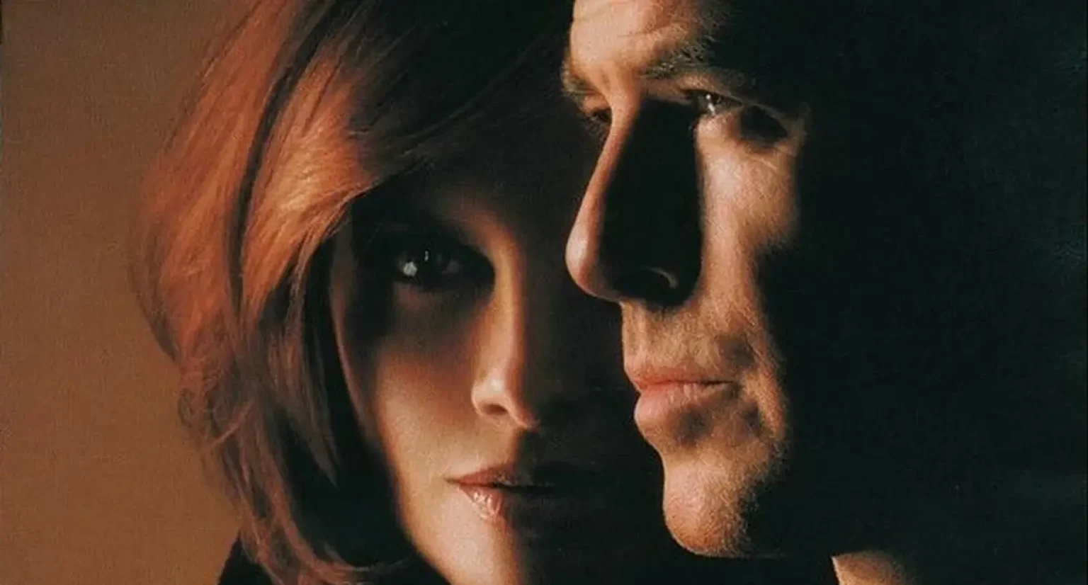 Su Netflix c’è un thriller che è una partita a scacchi tra seduzione e strategia. Pierce Brosnan e Rene Russo
