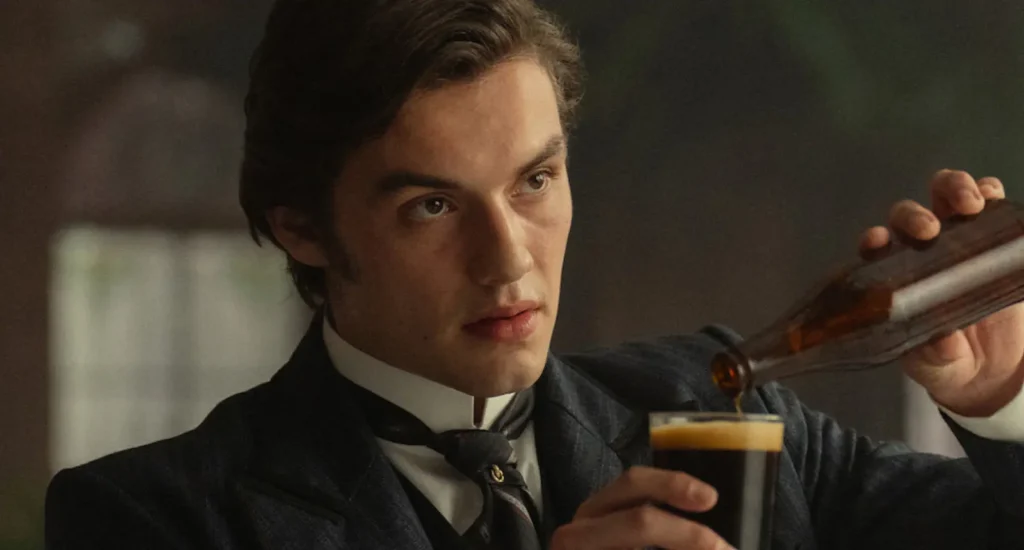 Su Netflix 8 episodi che raccontano molto più della storia vera di un marchio leggendario Louis Partridge