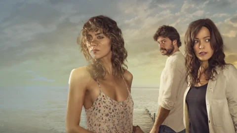 Amore, bugie e mistero nell’Albufera: su Prime Video una serie thriller spagnola da non perdere Verónica Sánchez, Irene Arcos e Álvaro Morte