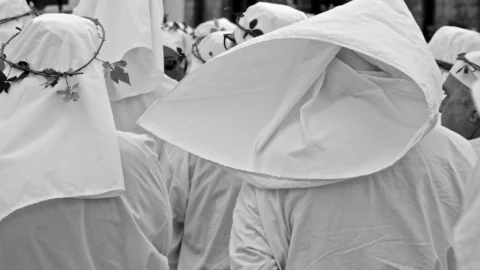 Federica Gioffredi, la fotografa napoletana che trasforma gli istanti in memoria viva La processione dei "Biancovestiti" a Lauro - Foto Federica Giofffredi