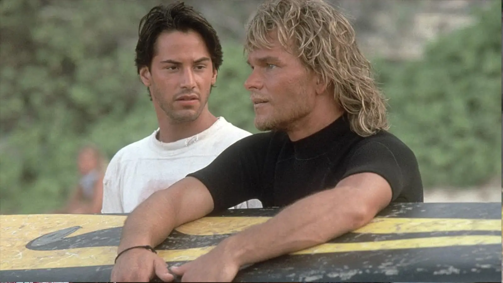 Su Prime Video l’action thriller cult tra rapine, surf e un agente dell’FBI sedotto dal richiamo del rischio Keanu Reeves e Gary Busey
