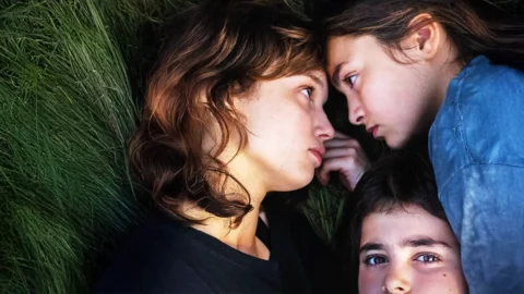 Su RaiPlay il film drammatico svedese che racconta l’estate senza adulti di tre sorelle sole