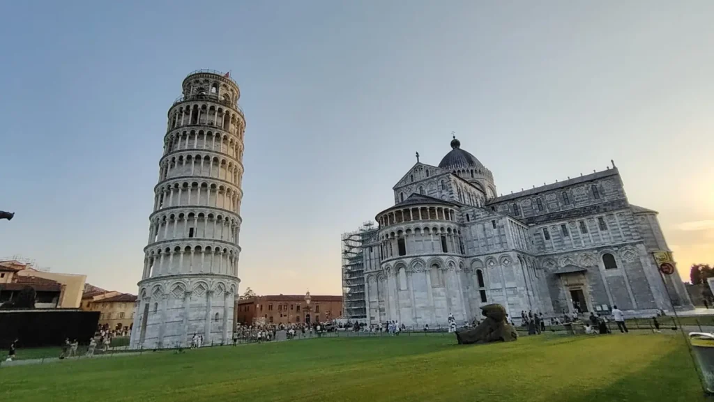 Piazza dei Miracoli a Pisa con il Duomo e la Torre Pendente